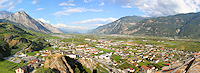 pano panorama panoramique montagne rando valais vallée suisse paysage plaine du rhône rivière bains de saillon château tour romaine champs maïs vignes abricots