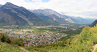 pano panorama panoramique montagne rando valais vallée suisse paysage plaine du rhône rivière bains de saillon château tour romaine champs maïs vignes abricots