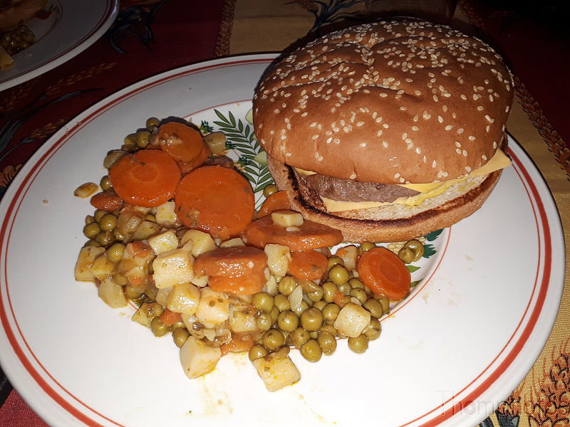 cuisine cooking plat repas meal burger hamburger petit pois beef pain boeuf légumes