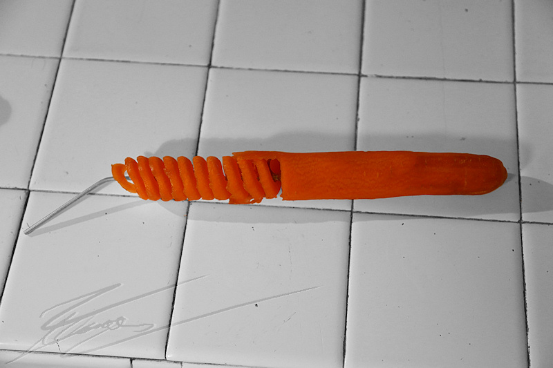 cuisine cooking plat repas nourriture carotte ressort gode sextoy sex sexe toy jouet dildo godemichet sexy épluche-légume légume tige acier metal