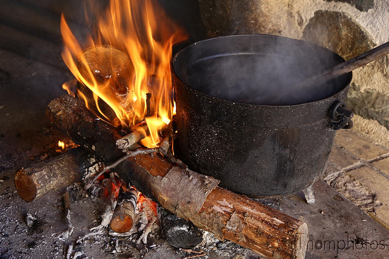 cuisine cooking feu de bois cuisson wood fire cook campagnard campagne chaudron cauldron flamme