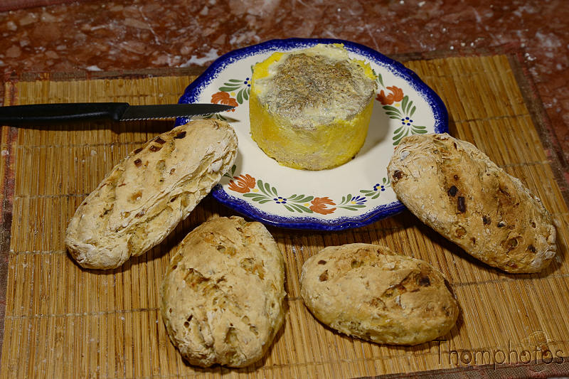 cuisine cooking plat nourriture bouffe repas meal fait maison hand made petits pains bread oignons confits foie gras