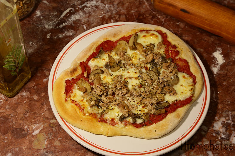 cuisine cooking plat nourriture bouffe repas meal fait maison hand made pizza mozza tomate thon champignon