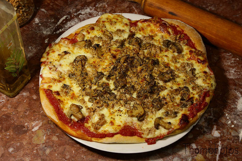 cuisine cooking plat nourriture bouffe repas meal fait maison hand made pizza mozza tomate thon champignon