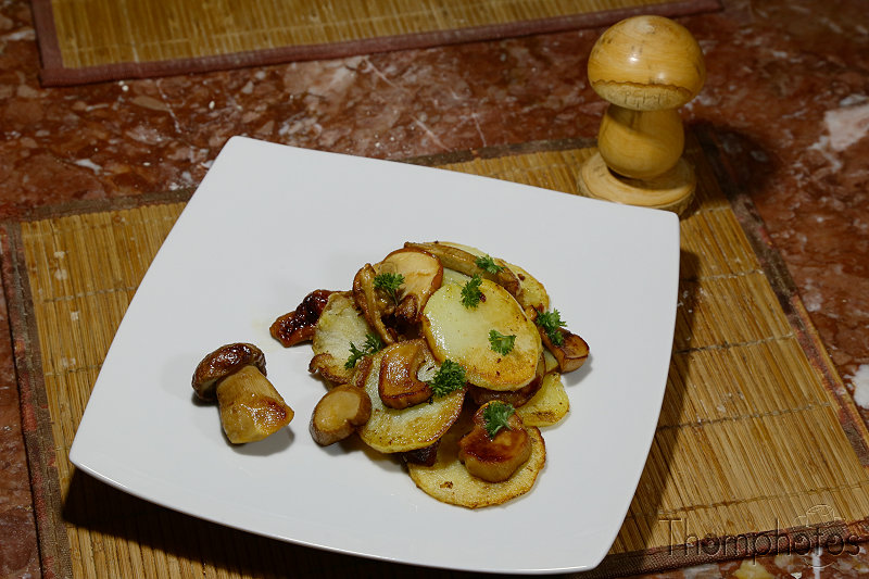 cuisine cooking plat nourriture bouffe repas meal fait maison hand made patates pommes de terre sarladaise cèpes champignons champis mushrooms