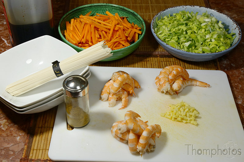 cuisine cooking plat nourriture bouffe repas meal fait maison hand made préparation wok asiatique japonais nouilles crevettes shrimps légumes