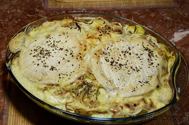 cuisine cooking plat nourriture bouffe repas meal fait maison hand made tartiflette fromage patate lardons haute savoie