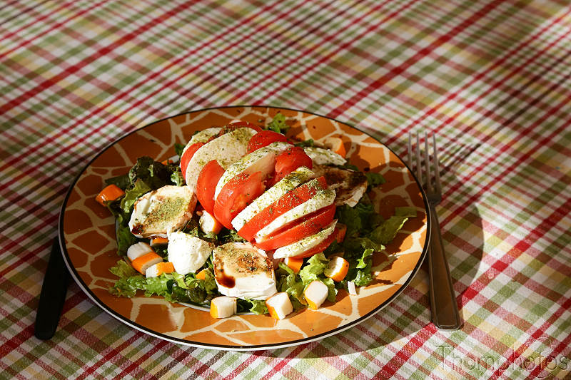 cuisine cooking plat repas meal maison hand made craft salade tomate mozza mozzarella huile d'olive olive oil italie italia basilic sel poivre vert green pepper salt entrée surimi