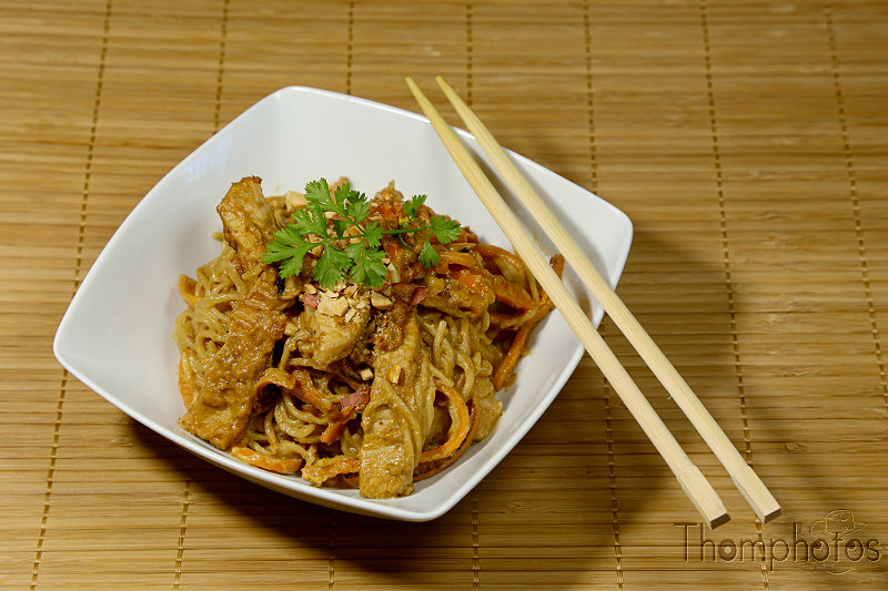 cuisine cooking plat nourriture bouffe repas meal fait maison hand made wok japonais nihon porc nouille légumes sauce cacahuètes
