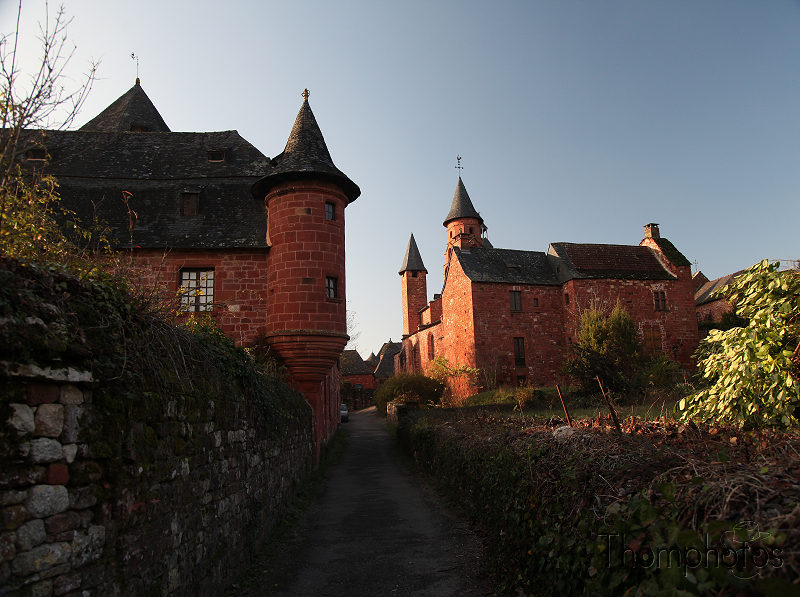 reportage 2010 france collonges la rouge the red architecture roche rock village médiéval middleaged middle age moyen âge