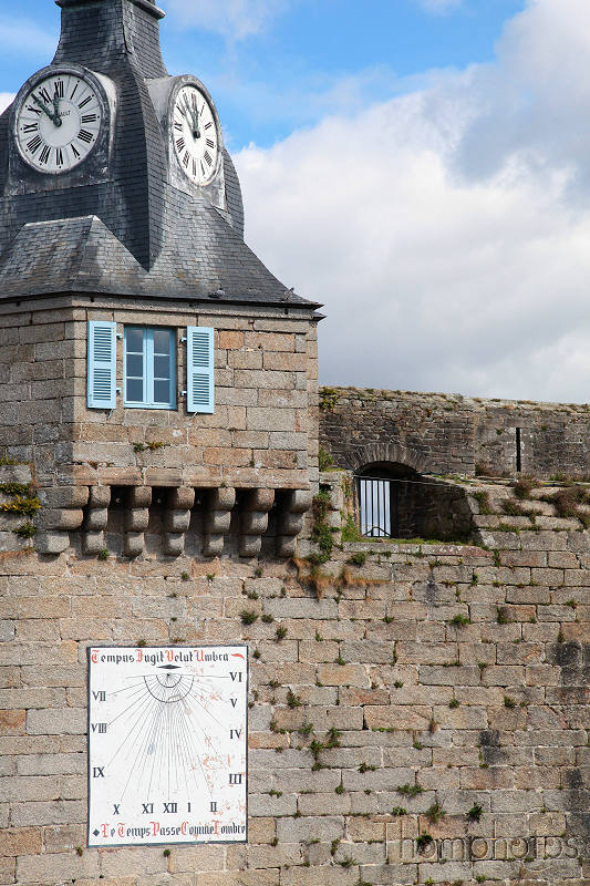 reportage 2012 bretagne sud breizh izel kenavo J10 jour 10 architecture concarneau ville close médiévale ancienne maison entrée le temps passe comme l'ombre horloge solaire