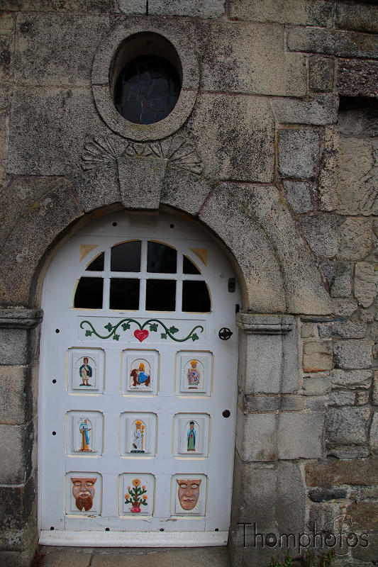 reportage 2012 bretagne sud breizh izel kenavo J11 jour 11 architecture Rochefort-en-terre rochefort en terre sous la pluie porte décorée vieille bâtisse maison