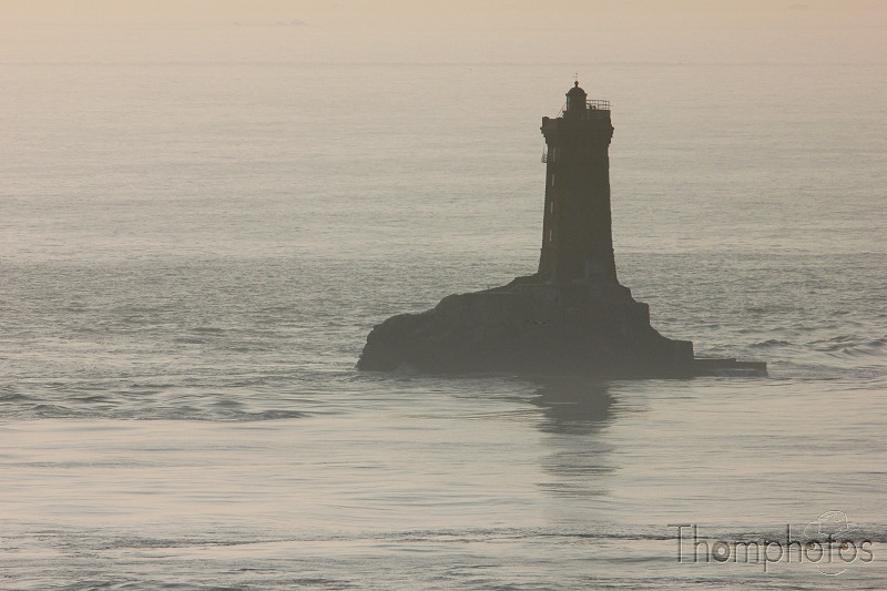 reportage 2012 bretagne sud breizh izel kenavo J15 jour 15 baie eau mer océan pointe paysage anse falaise vague fracasse rocher pointe du raz tour carrée phare de la vieille paysage soir tombée de la nuit tour carrée phare de la vieille brume