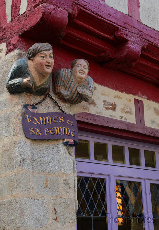 reportage 2012 bretagne sud breizh izel kenavo J3 jour 3 ville de vannes vanne gwened fortifiée moyen-âge moyen âge place Valancia valence Vannes et sa femme sculpture granit maison pans de bois