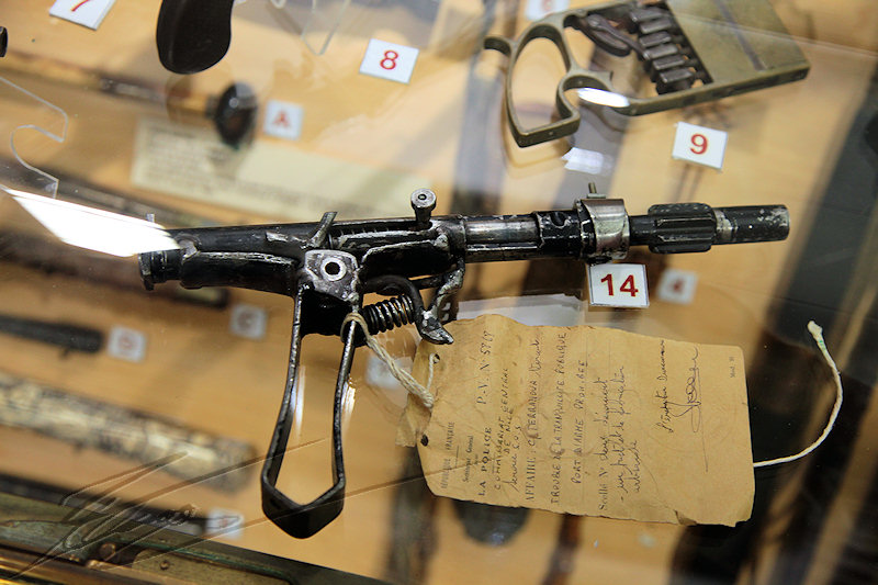 reportage 2012 paris préfecture de police 5ème arrondissement musée collection de gustave macé armes à feu vitrine