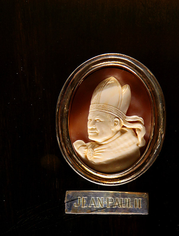 reportage 2012 messe paris notre-dame notre dame cathédrale intérieur vitrail vitraux saint statue trésors joyaux or calice bible argent camée jean-paul II jean paul 2 pape