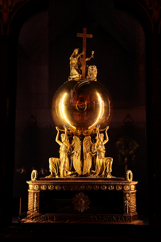 reportage 2012 paris notre-dame notre dame cathédrale intérieur vitrail vitraux saint statue trésors joyaux or calice bible argent
