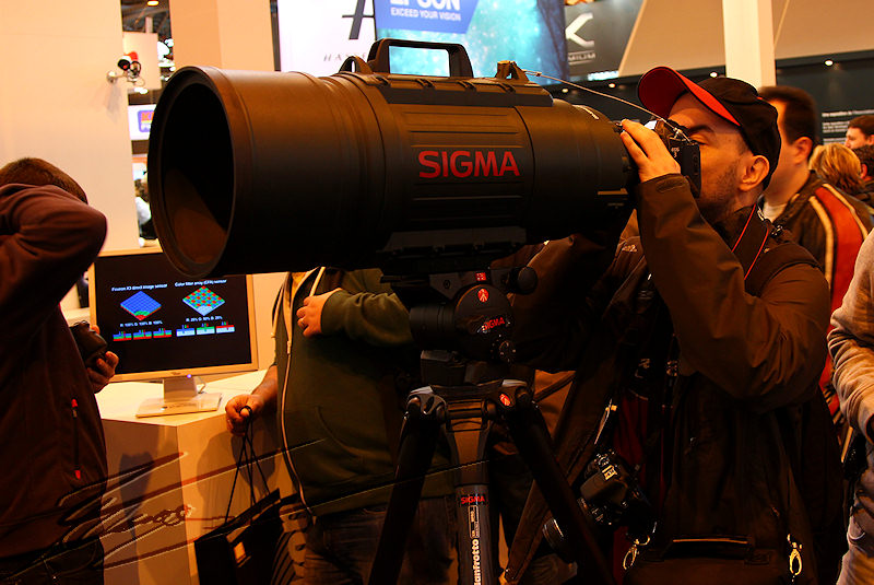 reportage 2012 france paris salon de la photo hall expo exposant stand Canon Sigma objectif 500mm f2.8 f 2.8 pervers thomisou nanasse