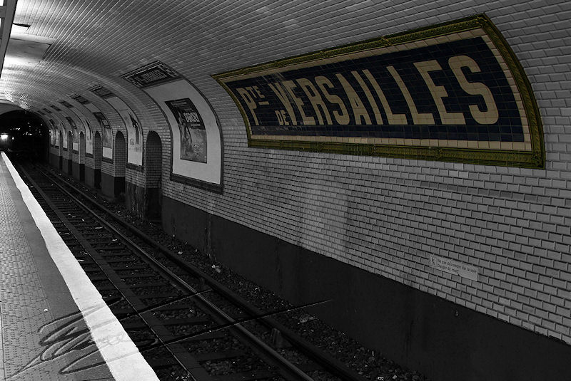 reportage 2012 france paris salon de la photo arrêt métro porte de versaille mosaique désaturation partielle noir et blanc ratp