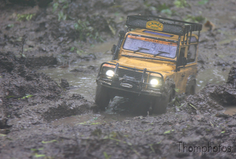 reportage 2013 Challenge RCCTLC RC Camel Trophy Léman Club Genève 4x4 tout terrain land rover defender def 90 expédition en route pour l'aventure live within the adventure pluie boueux boue fange gluante collante pleins phares brouillard