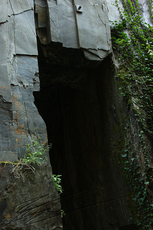 reportage 2014 corrèze travassac donzenac pans gris bleu ardoise ardoisière artisan allassac toiture roof rock pierre roche percée passage