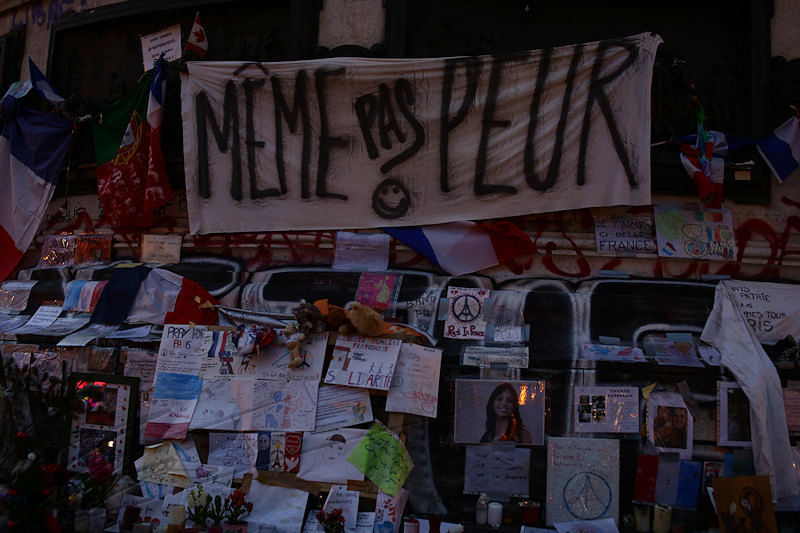 reportage 2015 décembre france paris nuit night ville lumière city of light capitale guerre terrorisme attentats 13 novembre place de la république liberté égalité fraternité marché de noël champs élysées hommage statue mémorial gens people recueillement recollection pray for paris drapeau flag bougies candles banderole même pas peur we are not feared