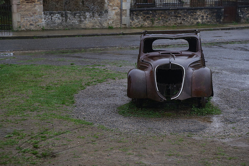 reportage 2015 france corrèze limousin haute-vienne Limoges Oradour-sur-Glanes oradour sur glanes village martyr massacre Waffen SS Nazi allemagne das reich der führer ruines pluie rain champs de foire voiture épave car