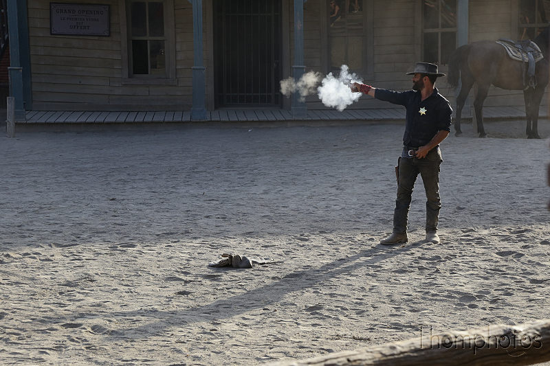 reportage photo été 2019 espagne españa berja sam tabernas désert sierra leone fort bravo texas hollywood studio ciné cinema film western spaghetti décors scène cowboy acteurs sherif tir revolver colt fumée smoke smoking gun