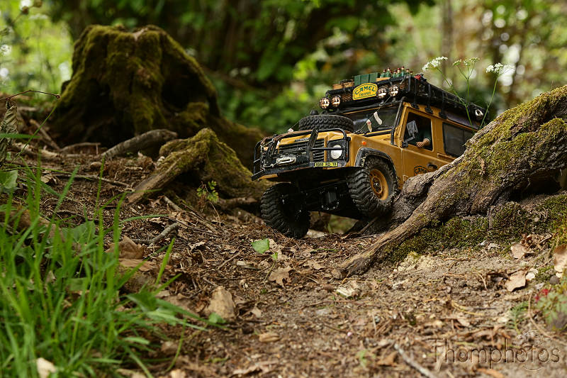 reportage photo été 2021 france maquettes modèles réduits scale models RC voiture véhicule radiocommandé radio-guidé radio axial SX10 4x4 tout terrains technical 1/10 électrique scale land rover eau boue mud water crawler expédition defender 90 camel trophy 1988 sulawesi en route pour l'aventure